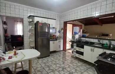 Imagem: A casa possui 3 Dormitórios, 2 Banheiros, 2 Vagas na garagem