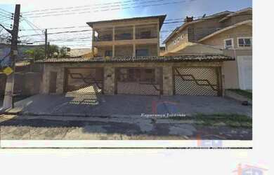 Imagem: A casa possui 4 Dormitórios, 5 Banheiros, 4 Vagas na garagem