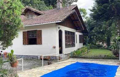 Imagem: A casa possui 4 Dormitórios, 2 Banheiros, 4 Vagas na garagem