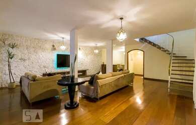 Imagem: A casa possui 4 Dormitórios, 5 Banheiros, 3 Vagas na garagem