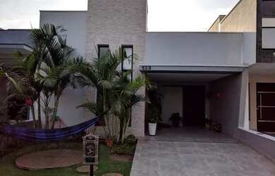 Imagem: A casa possui 3 Dormitórios, 2 Banheiros, 1 Vaga na garagem