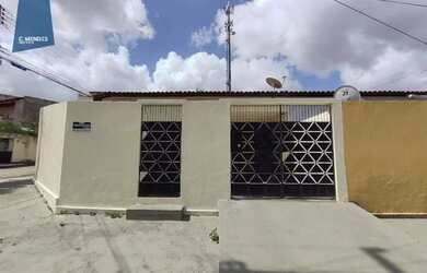 Imagem: A casa possui 2 Dormitórios, 2 Banheiros, 2 Vagas na garagem