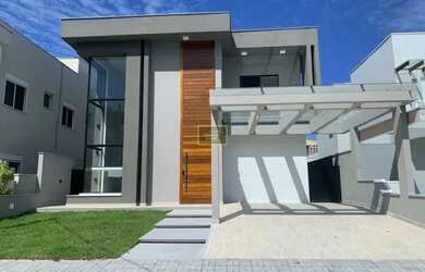 Imagem: A casa possui 4 Dormitórios, 5 Banheiros, 2 Vagas na garagem