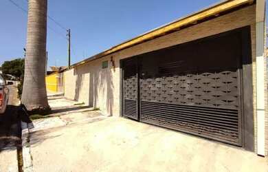 Imagem: A casa possui 2 Dormitórios, 1 Banheiro, 2 Vagas na garagem