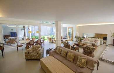 Imagem: A casa possui 4 Dormitórios, 4 Banheiros, 4 Vagas na garagem