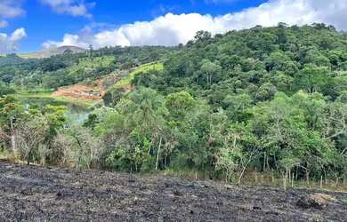 Imagem: O terreno possui 500m² de Área e está localizado em Aruja