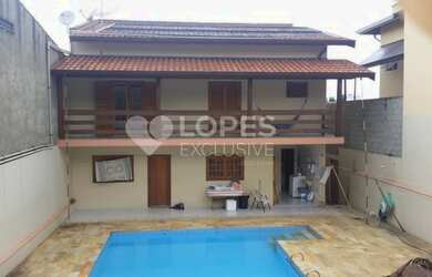 Imagem: A casa possui 2 Dormitórios, 2 Banheiros, 2 Vagas na garagem