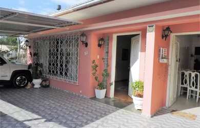 Imagem: A casa possui 3 Dormitórios, 2 Banheiros, 1 Vaga na garagem