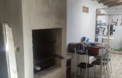 Imagem: A casa possui 2 Dormitórios, 1 Banheiro, 2 Vagas na garagem