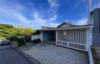 Imagem: A casa possui 3 Dormitórios, 2 Banheiros, 2 Vagas na garagem