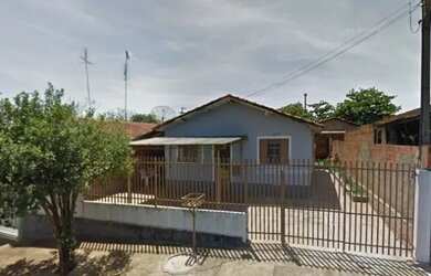 Imagem: A casa possui 2 Dormitórios, 1 Banheiro, 2 Vagas na garagem