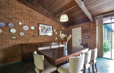 Imagem: A casa possui 4 Dormitórios, 3 Banheiros, 3 Vagas na garagem