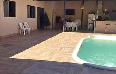 Imagem: A casa possui 3 Dormitórios, 1 Banheiro, 2 Vagas na garagem