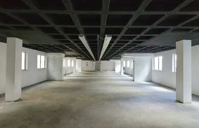 Imagem: O depósito possui 5 Vagas na garagem, 244m² de Área e está