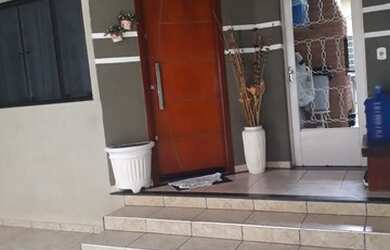 Imagem: A casa possui 3 Dormitórios, 2 Banheiros, 3 Vagas na garagem