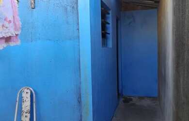 Imagem: A casa possui 2 Dormitórios e 1 Banheiro e está localizado