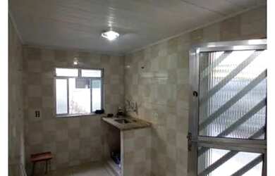 Imagem: A casa possui 1 Dormitório, 1 Banheiro, 1 Vaga na garagem e