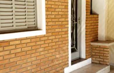 Imagem: A casa possui 3 Dormitórios, 1 Banheiro, 1 Vaga na garagem