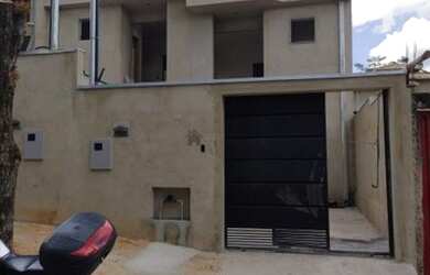 Imagem: A casa possui 3 Dormitórios, 2 Banheiros, 2 Vagas na garagem