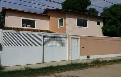 Imagem: A casa possui 4 Dormitórios, 5 Banheiros, 4 Vagas na garagem