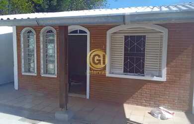 Imagem: A casa possui 2 Dormitórios, 1 Banheiro, 2 Vagas na garagem