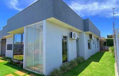 Imagem: A casa possui 3 Dormitórios, 2 Banheiros, 3 Vagas na garagem