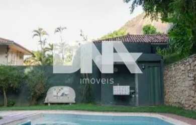 Imagem: A casa em condomínio possui 5 Dormitórios, 5 Banheiros, 2