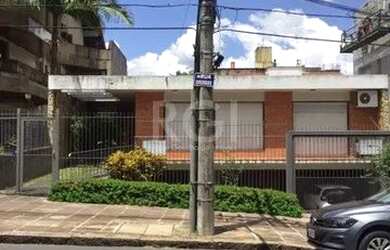 Imagem: A casa possui 3 Dormitórios, 3 Banheiros, 5 Vagas na garagem