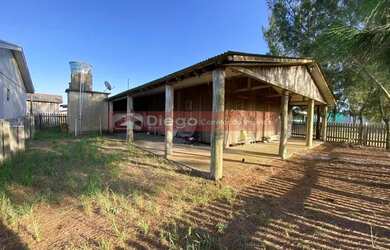 Imagem: A casa possui 2 Dormitórios, 2 Banheiros, 2 Vagas na garagem