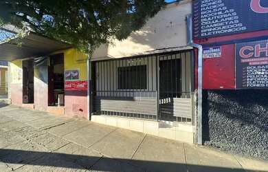 Imagem: A casa possui 3 Dormitórios, 1 Banheiro, 1 Vaga na garagem