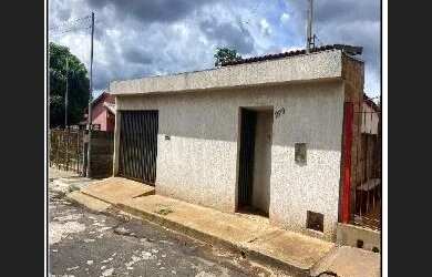 Imagem: A casa possui 3 Dormitórios, 1 Banheiro, 1 Vaga na garagem