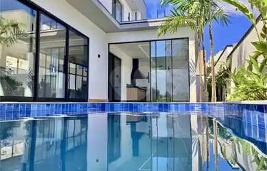 Imagem: A casa em condomínio possui 3 Dormitórios, 2 Banheiros, 4