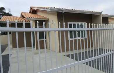 Imagem: A casa possui 3 Dormitórios, 1 Banheiro e está localizado