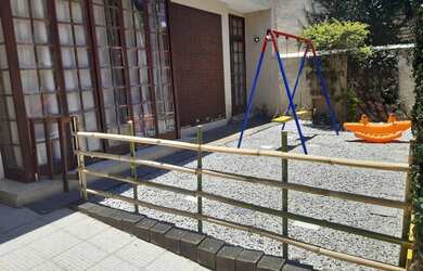 Imagem: A casa possui 2 Dormitórios, 2 Banheiros, 2 Vagas na garagem