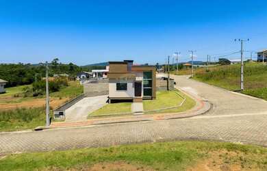 Imagem 2: Casa nova de esquina em Criciúma, bairro Buenos Aires, 2 quartos, com acabamento moderno