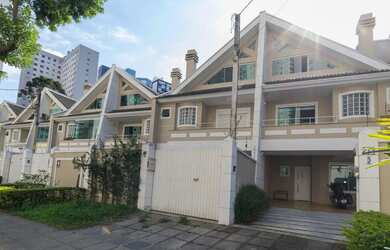 Imagem: A casa possui 3 Dormitórios, 5 Banheiros, 3 Vagas na garagem