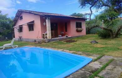 Imagem: A casa possui 3 Dormitórios, 2 Banheiros, 4 Vagas na garagem