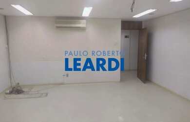 Imagem: O depósito possui 5 Vagas na garagem, 300m² de Área e está