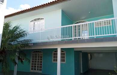 Imagem: A casa possui 4 Dormitórios, 1 Banheiro, 1 Vaga na garagem