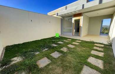 Imagem: A casa possui 3 Dormitórios, 2 Banheiros, 2 Vagas na garagem