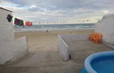 Imagem: A casa possui 3 Dormitórios, 1 Banheiro, 2 Vagas na garagem