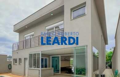 Imagem: A casa em condomínio possui 4 Dormitórios, 4 Banheiros, 390m²