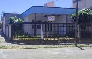 Imagem: A casa possui 5 Dormitórios, 5 Banheiros, 5 Vagas na garagem