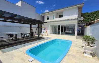 Imagem: A casa possui 4 Dormitórios, 5 Banheiros, 4 Vagas na garagem