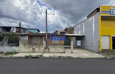 Imagem: A casa possui 4 Dormitórios, 2 Banheiros, 2 Vagas na garagem