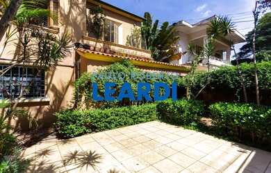 Imagem: A casa possui 3 Dormitórios, 5 Banheiros, 2 Vagas na garagem