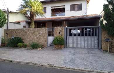 Imagem: A casa possui 3 Dormitórios, 4 Banheiros, 4 Vagas na garagem