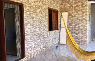 Imagem: A casa possui 3 Dormitórios, 1 Banheiro, 2 Vagas na garagem