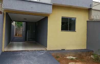 Imagem: A casa possui 2 Dormitórios, 2 Banheiros, 2 Vagas na garagem