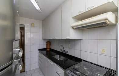 Imagem: O apartamento possui 2 Dormitórios, 1 Banheiro, 1 Vaga na garagem